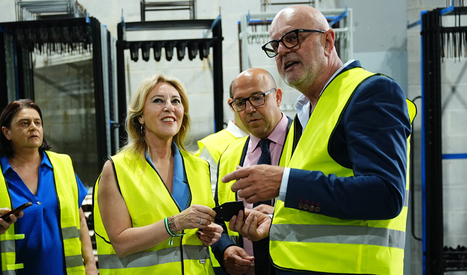 
			      La consejera de Economía, Carolina España, durante su visita a las instalaciones de la compañía CRUZBER en Rute (Córdoba).			    
			  